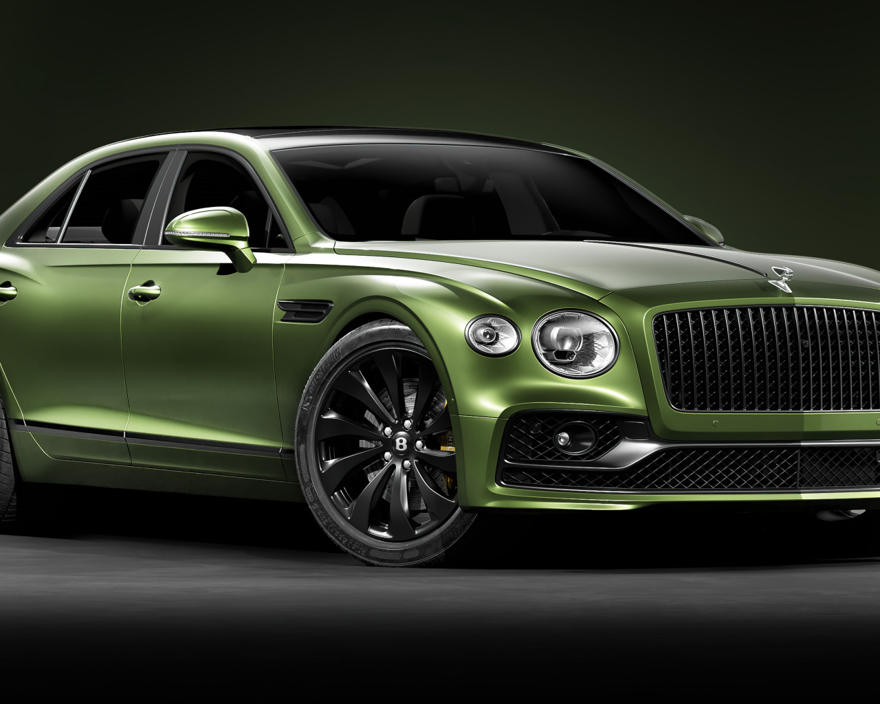 Зеленый автомобиль Bentley Flying Spur вид спереди