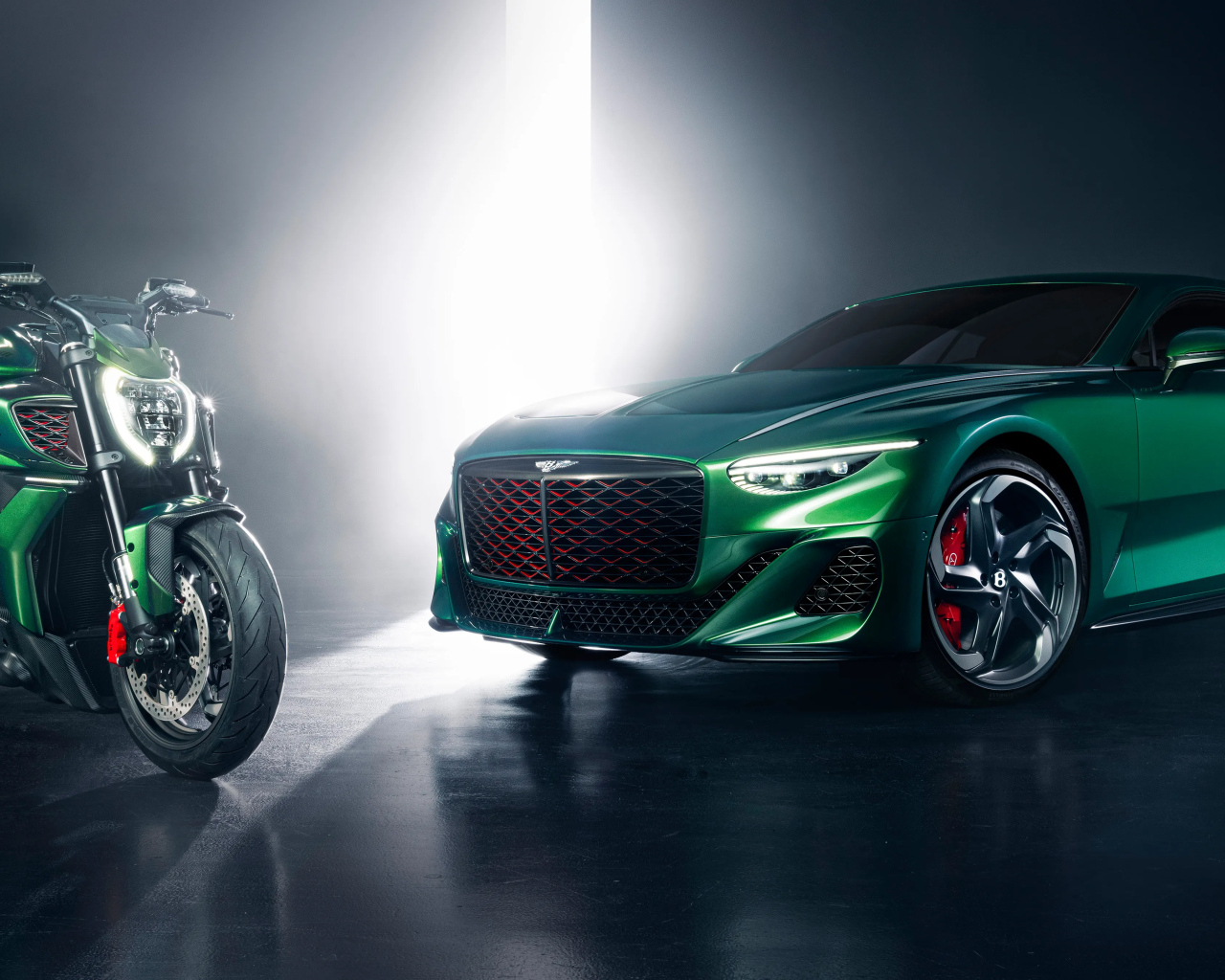 Зеленый автомобиль Bentley Mulliner  с мотоциклом Дукатти
