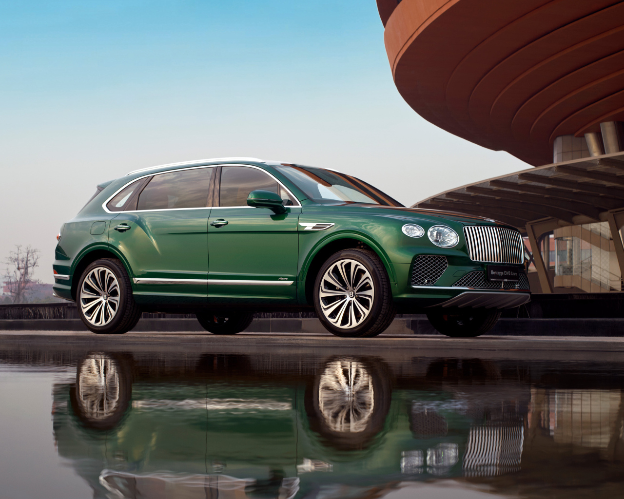 Зеленый внедорожник Bentley Bentayga EWB Azure