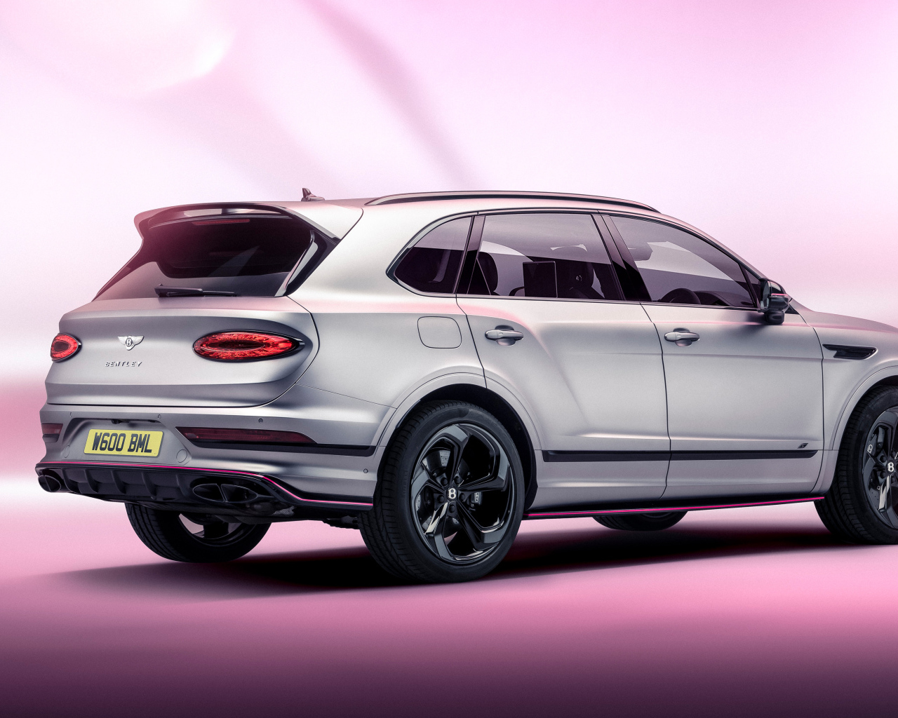 Вид сзади на серебристый автомобиль Bentley Bentayga V8 S Curated By Mulliner 2024 года