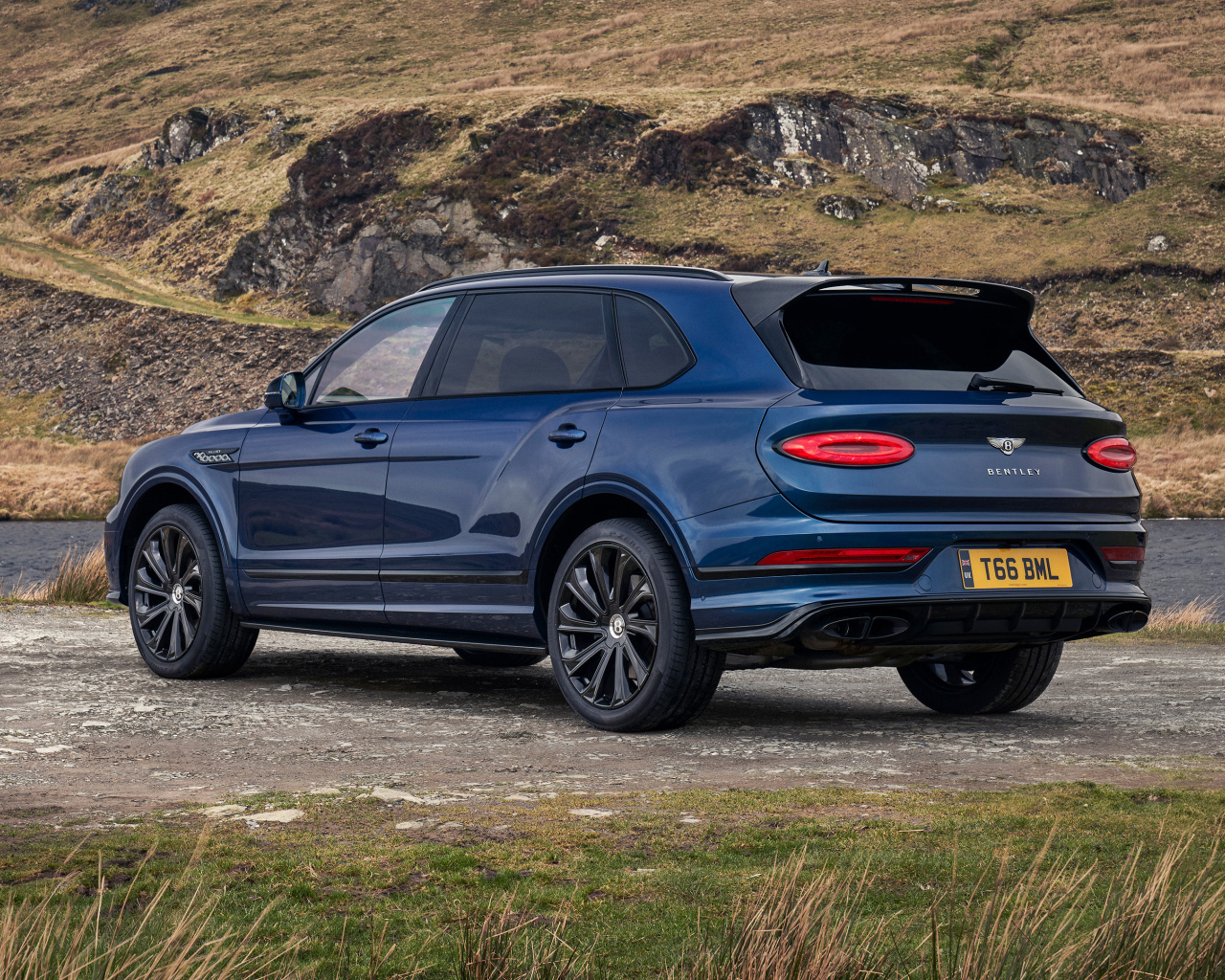 Вид сзади на автомобиль  Bentley Bentayga EWB Mulliner 2024