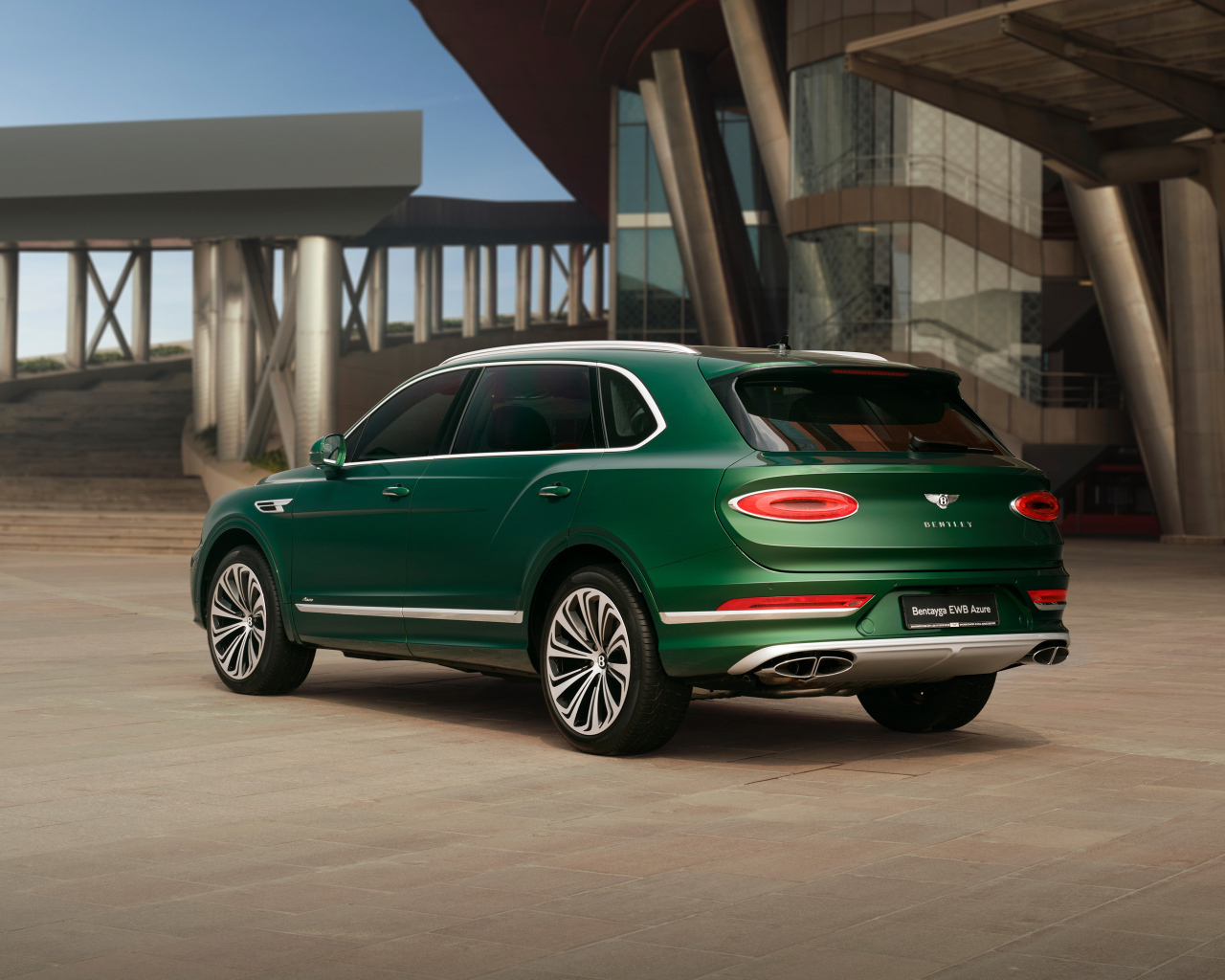 Вид сзади на автомобиль  Mulliner Bentley Bentayga EWB Azure