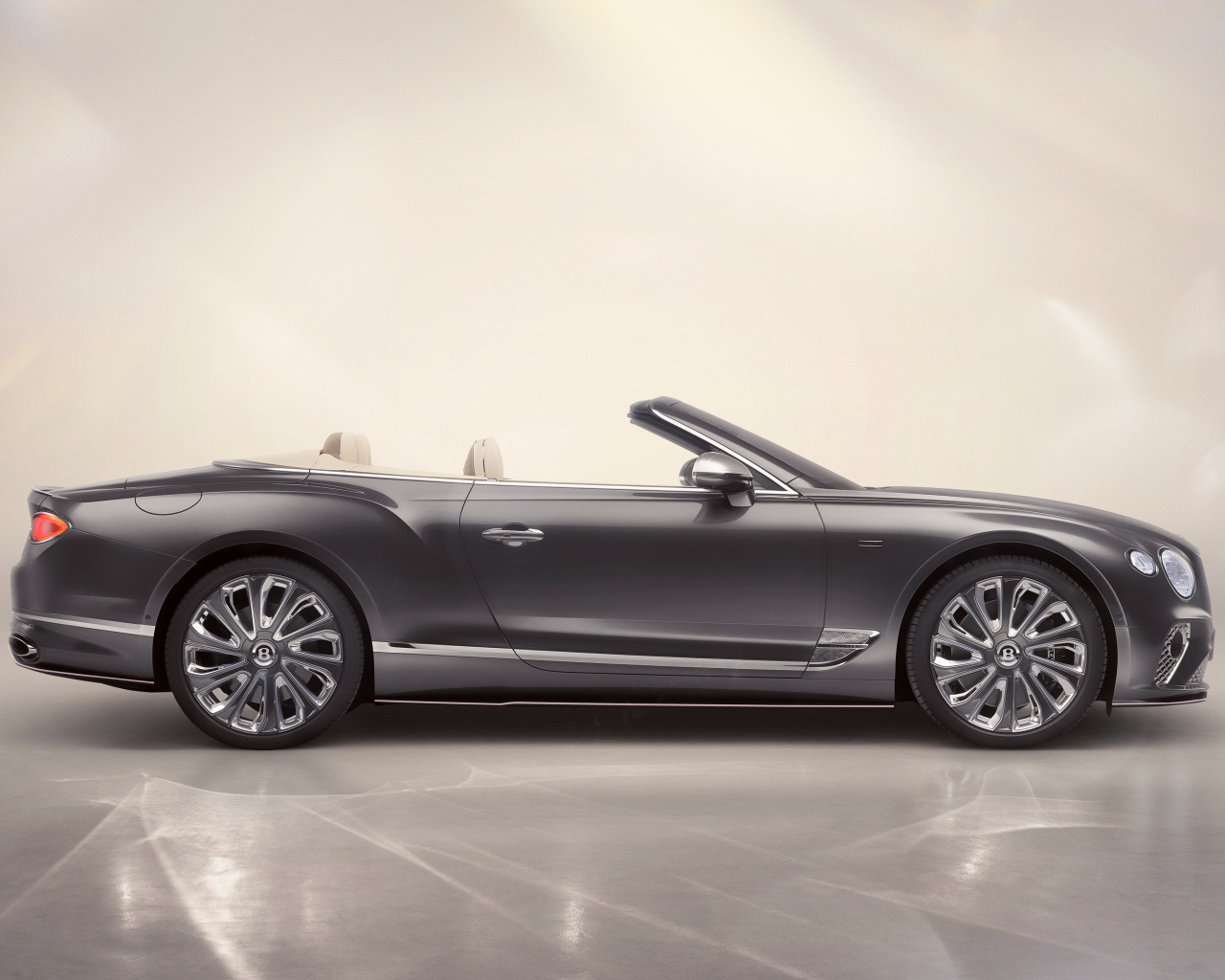 Вид сбоку на автомобиль  Bentley Continental GT Convertible Boodles By Mulliner 2024 года