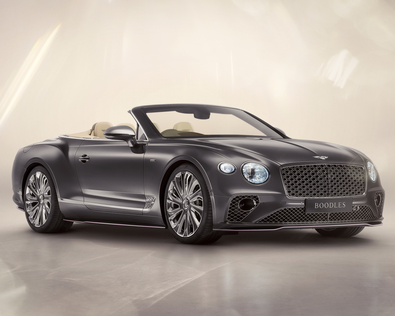 Вид сбоку на автомобиль Bentley Continental GT Convertible Boodles By Mulliner 2024 года