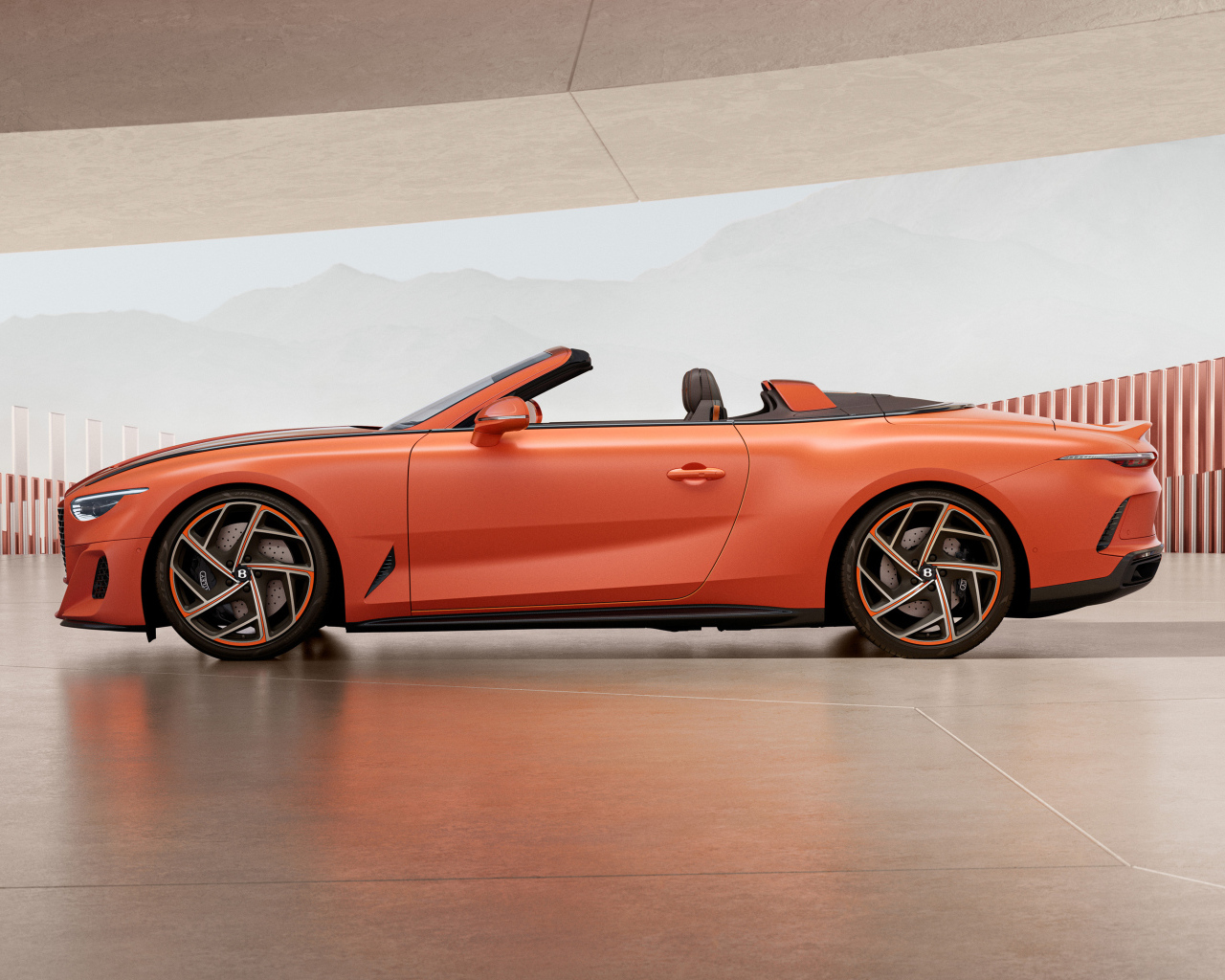 Вид сбоку на кабриолет Bentley Mulliner Batur Convertible 2024  года