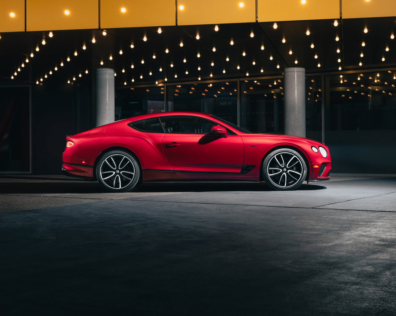 Вид сбоку на красный автомобиль Bentley Continental GT V8 Edition 2024 года