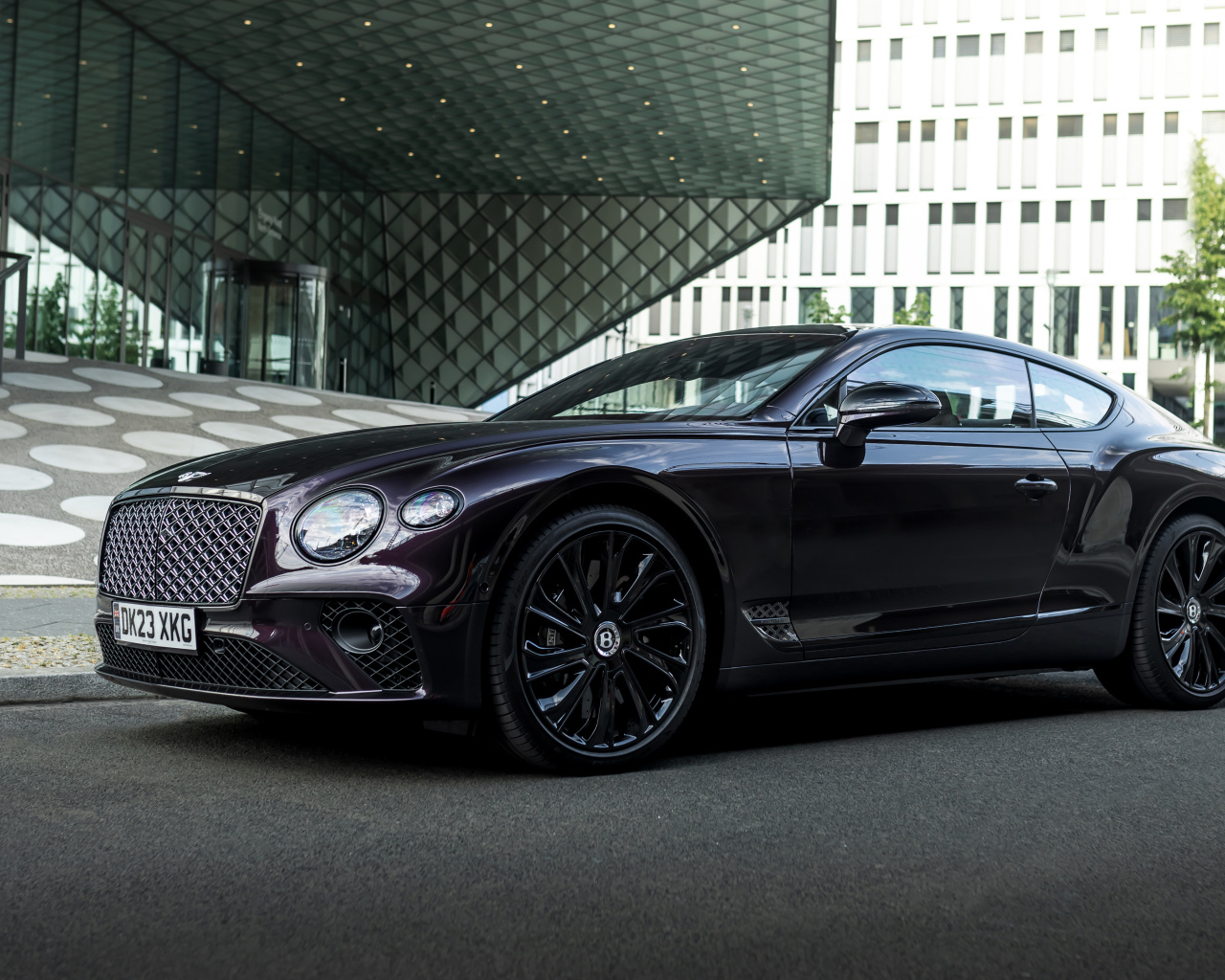 Стильный черный автомобиль Bentley Continental GT Mulliner