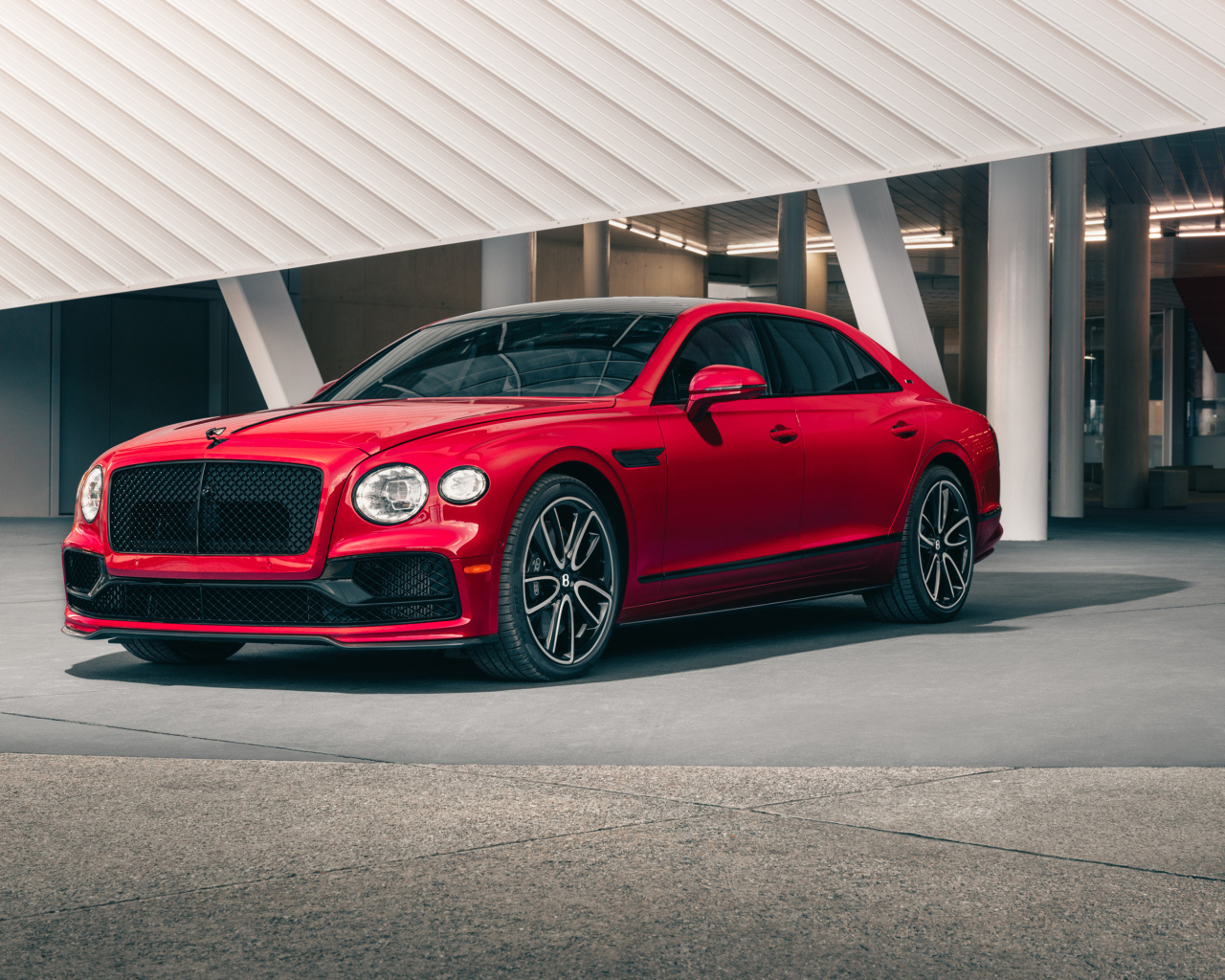 Стильный красный автомобиль Bentley Flying Spur V8 Edition  2024 года