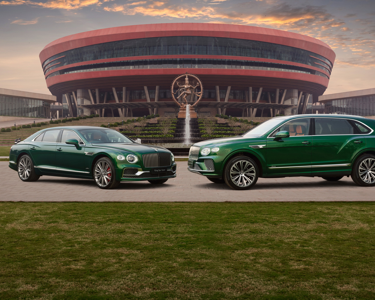 Два зеленых автомобиля Bentley  у здания