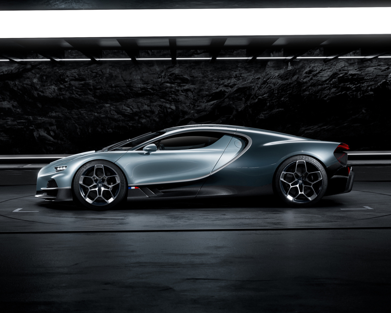 Быстрый автомобиль Bugatti Tourbillon 2024 года вид сбоку