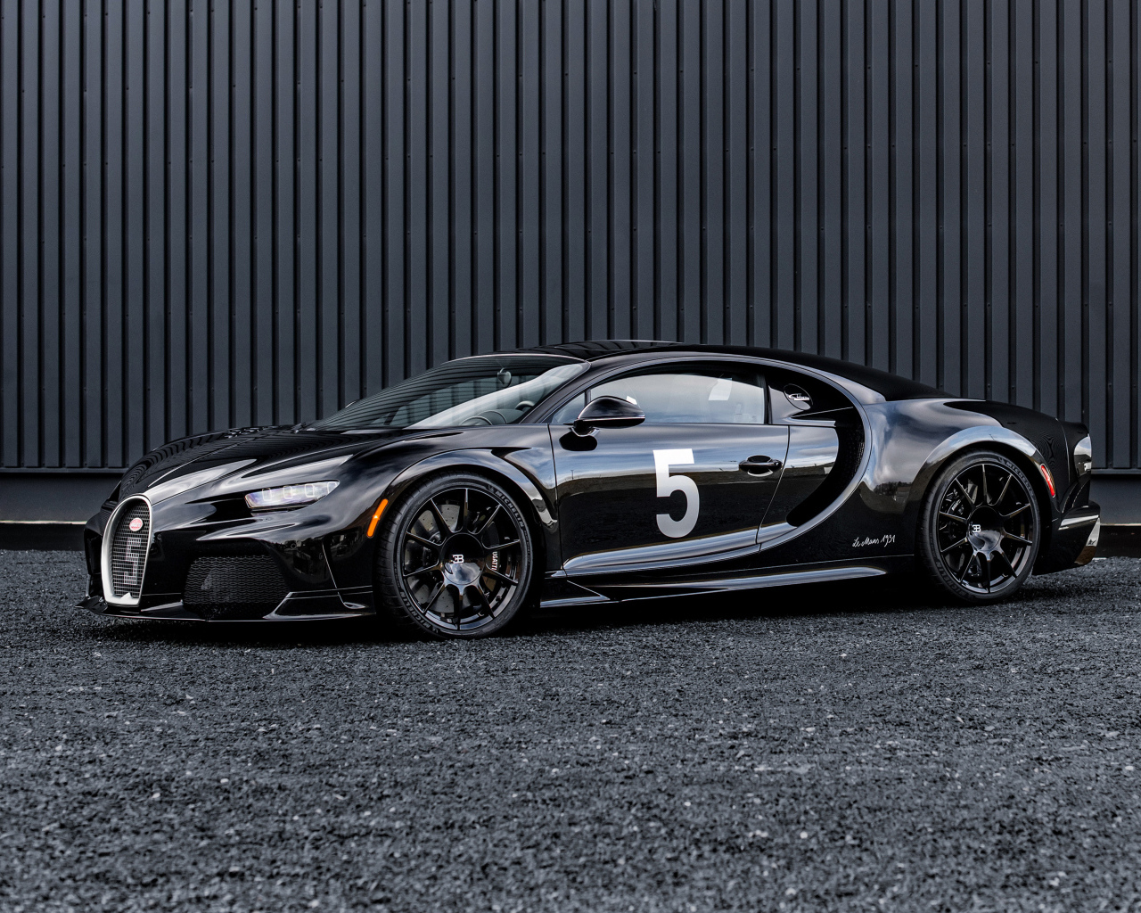 Черный быстрый автомобиль Bugatti Chiron Super Sport Hommage T50S 2024 года