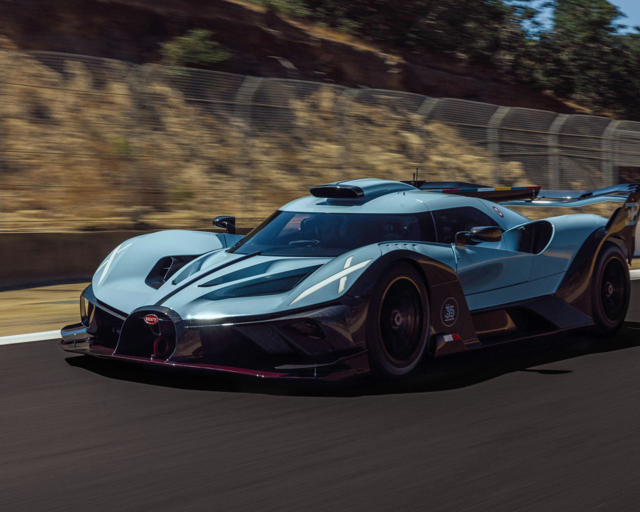 Голубой автомобиль Bugatti Bolide 100-year Anniversary Edition 2024 года