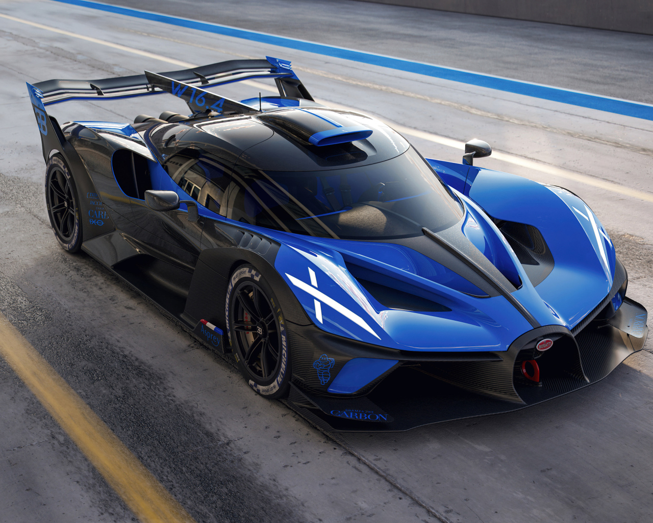 Синий гоночный автомобиль Bugatti Bolide