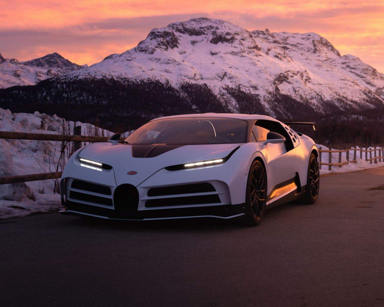 Автомобиль Bugatti Centodieci на фоне гор