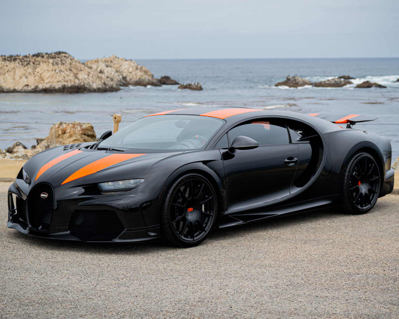 Автомобиль Bugatti Chiron Super Sport 300+ у моря