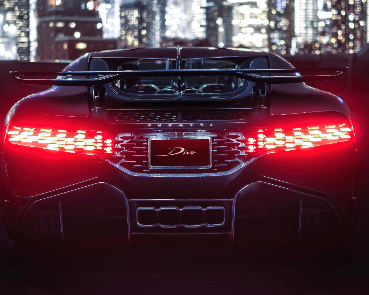 Включенные фары автомобиля  Bugatti Divo