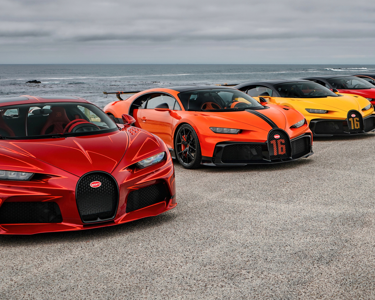 Автомобили Bugatti  у моря