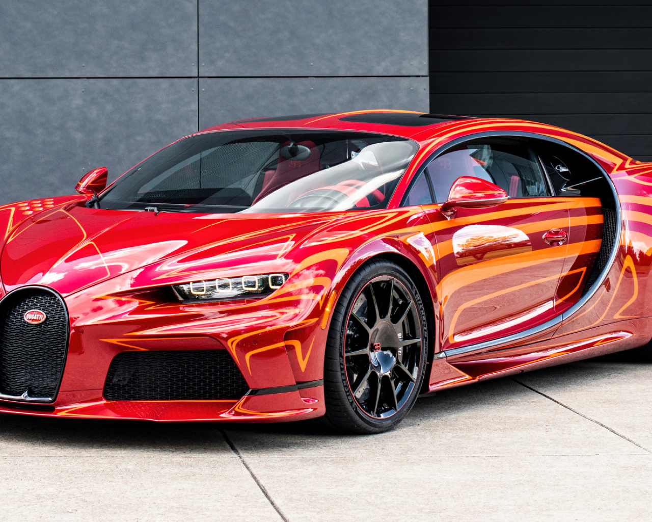 Быстрый красный автомобиль Bugatti Chiron Super Sport L'Aura