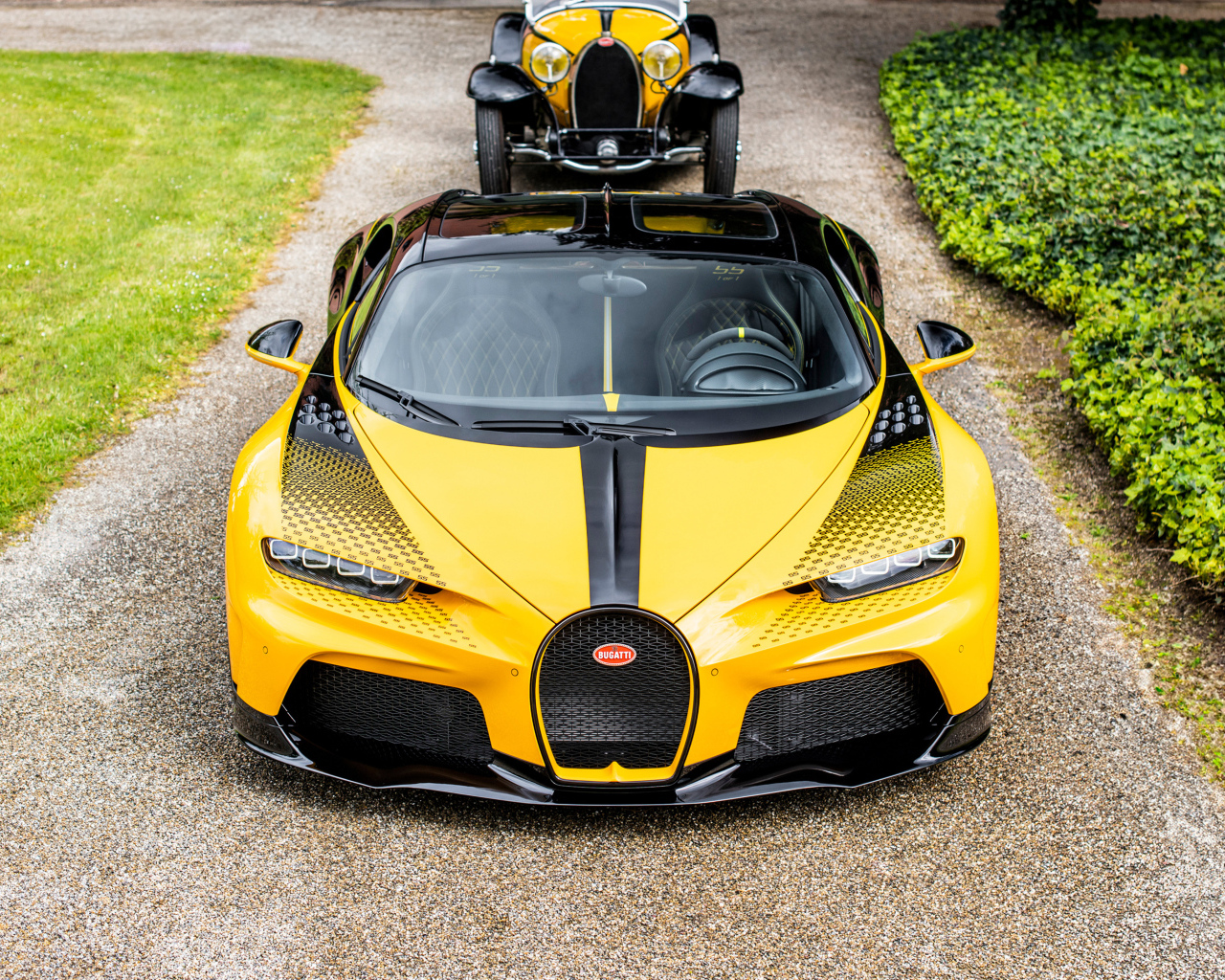 Вид спереди на спорткар Bugatti Type 55 Roadster Bugatti Chiron Super Sport 55 One Of One