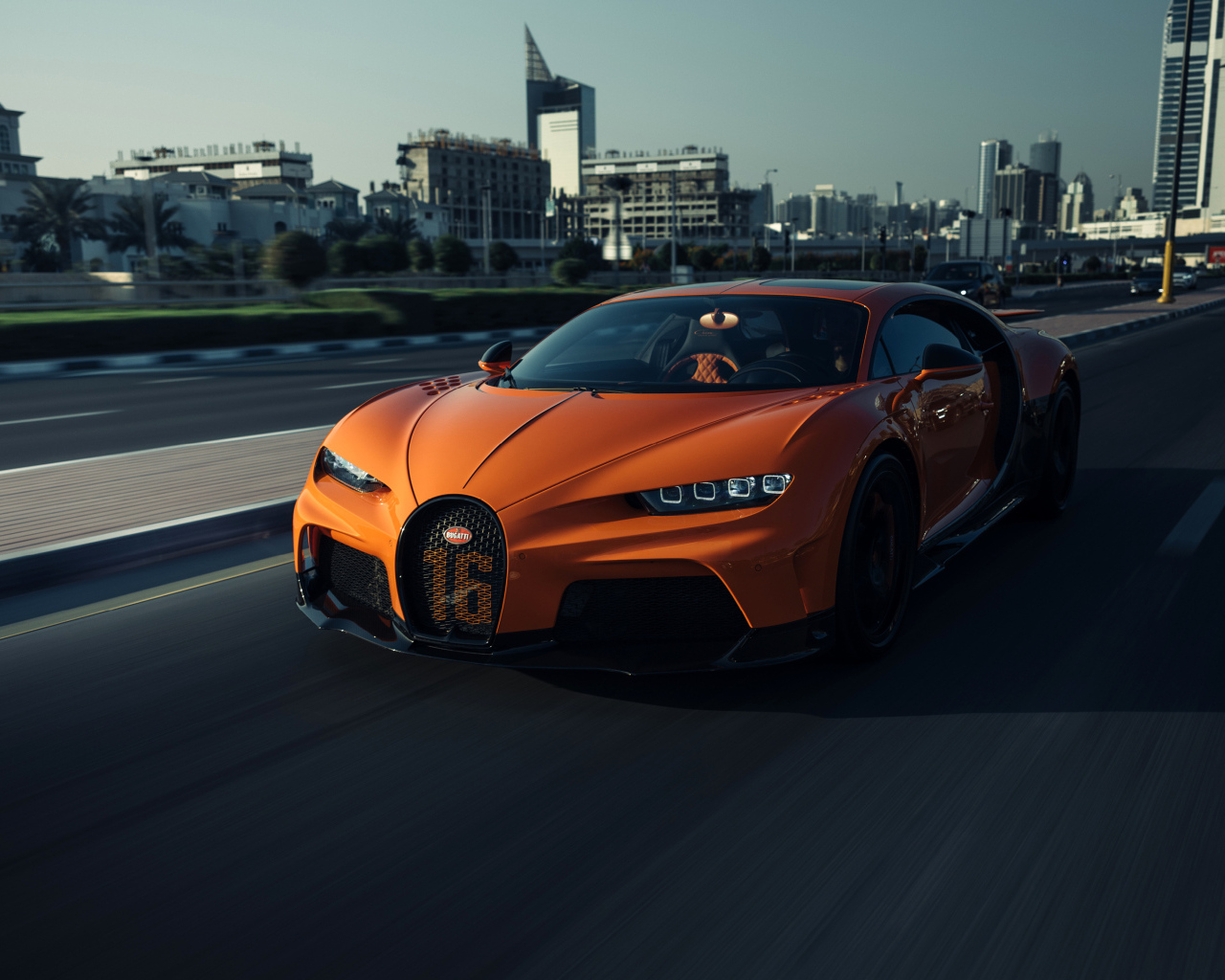 Оранжевый автомобиль Bugatti Chiron Super Sport