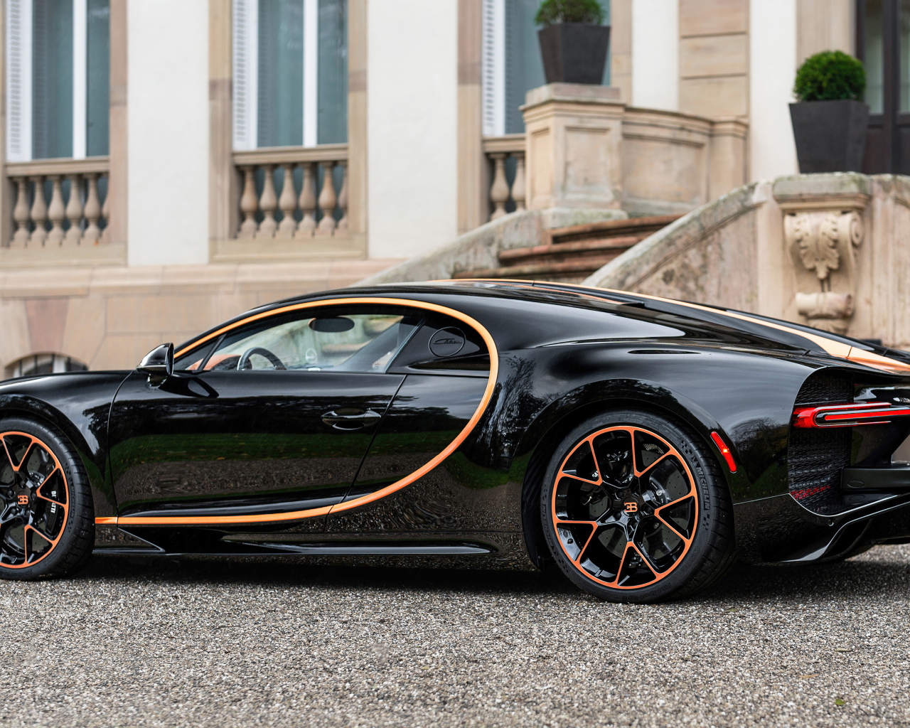 Вид сзади на автомобиль Bugatti Chiron Custom