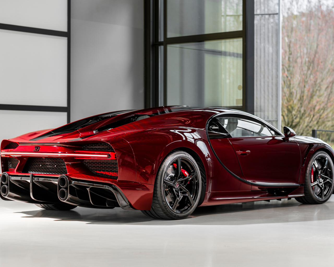 Красный автомобиль Bugatti Chiron Super Sport Red Dragon вид сзади