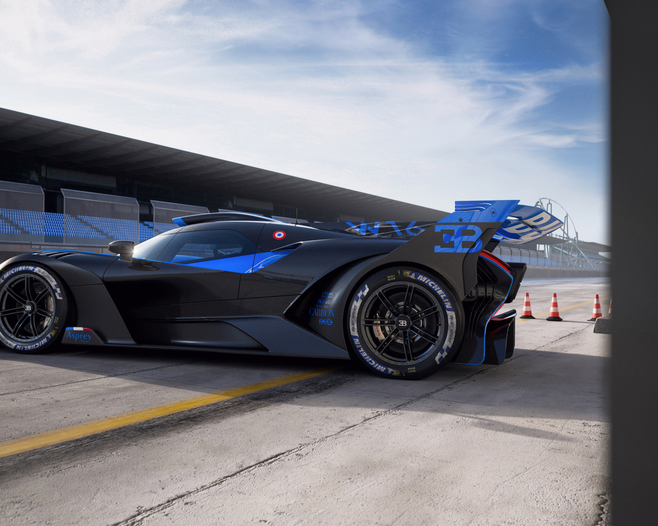 Вид сбоку на синий гоночный автомобиль Bugatti Bolide