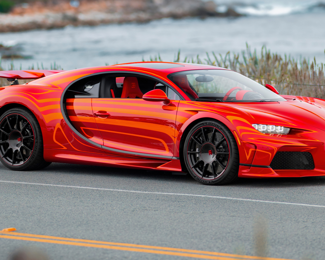 Стильный красный автомобиль Bugatti Chiron Super Sport L'Aura