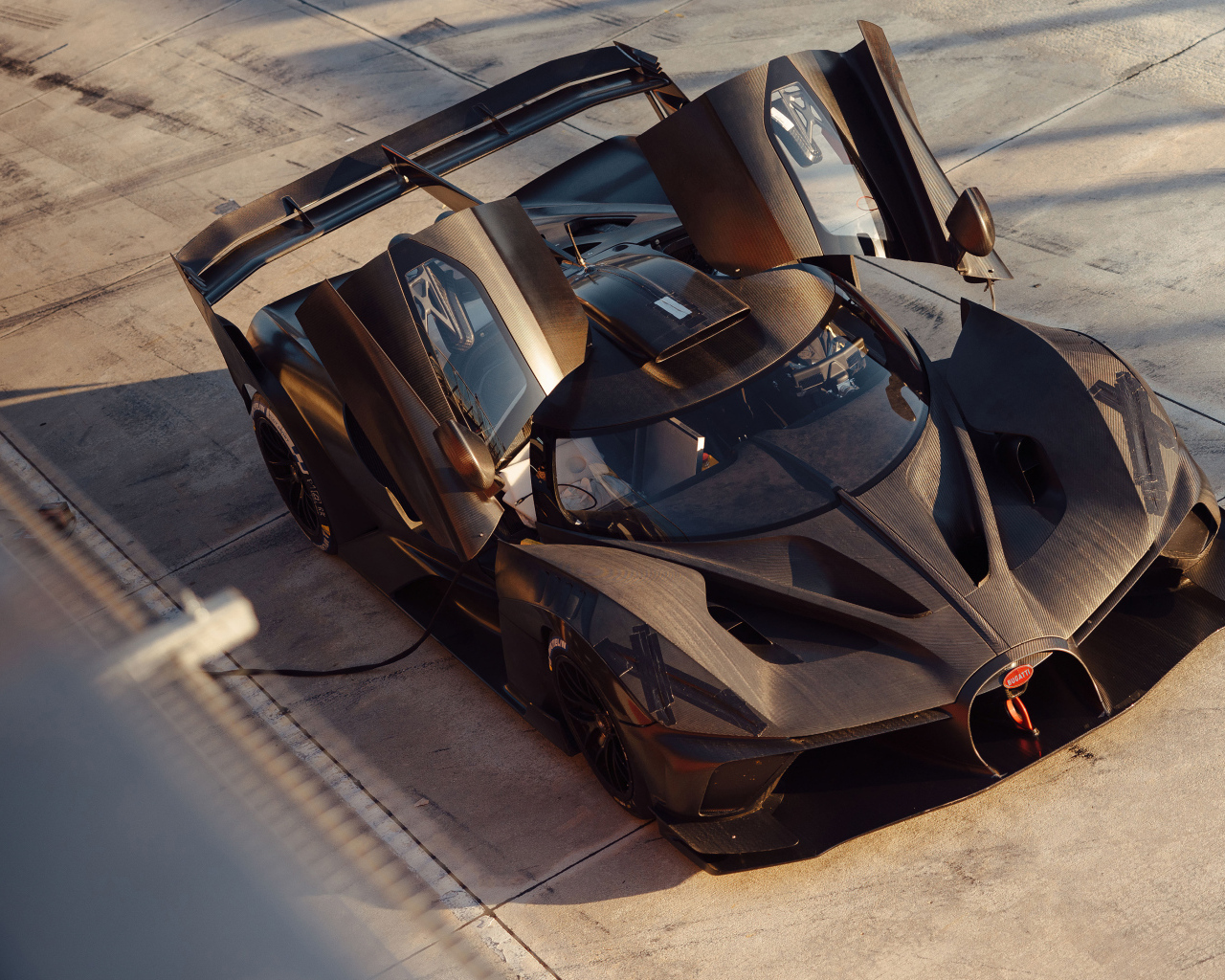 Вид сверху на автомобиль Bugatti Bolide с открытыми дверями