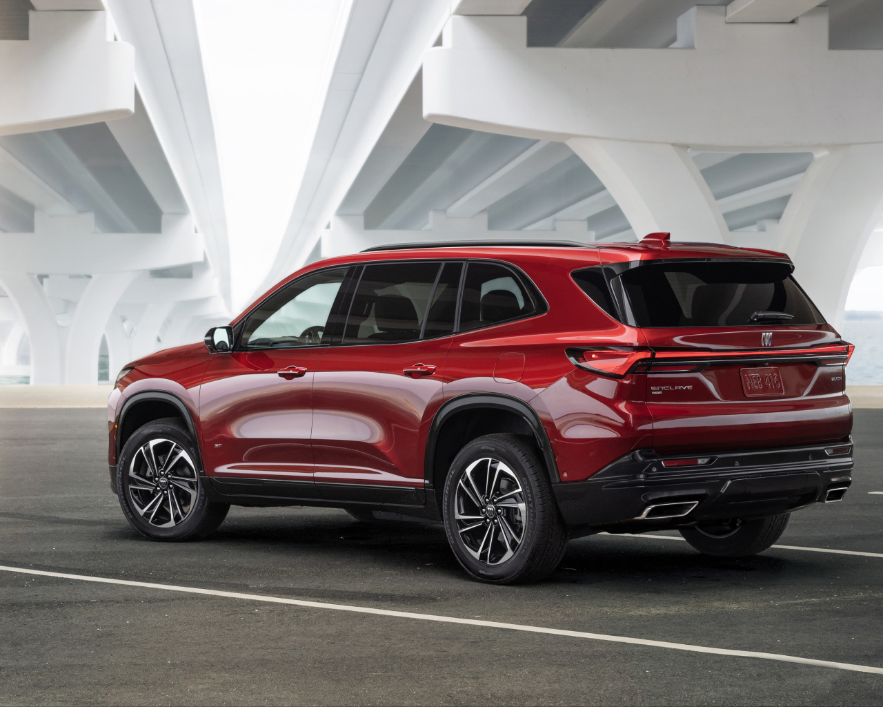 Красный Buick Enclave ST 2025 года вид сзади