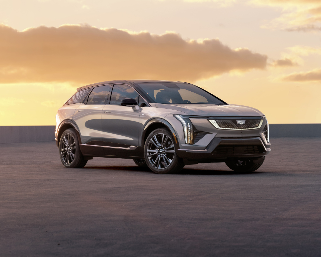 Автомобиль Cadillac Optiq 2025 года на фоне неба