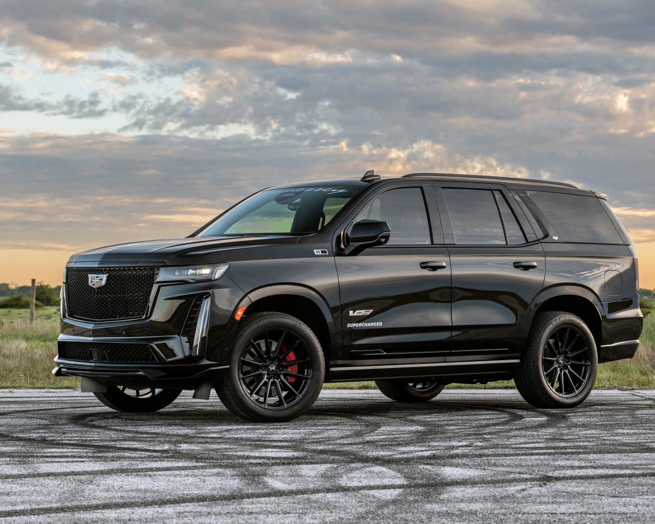 Черный внедорожник Hennessey Cadillac Escalade-V H850 2024 года