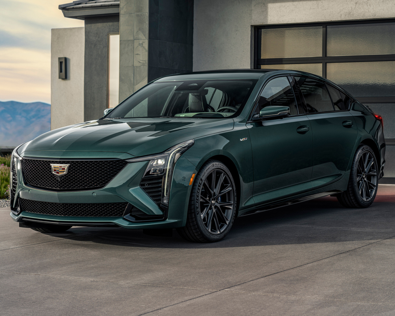 Зеленый автомобиль  Cadillac CT5-V 2025  года