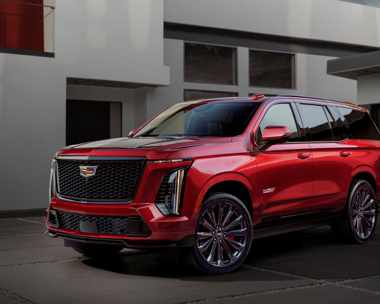 Красный Cadillac Escalade-V 2025 года вид спереди