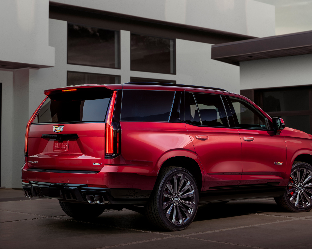 Красный Cadillac Escalade-V 2025 года вид сзади