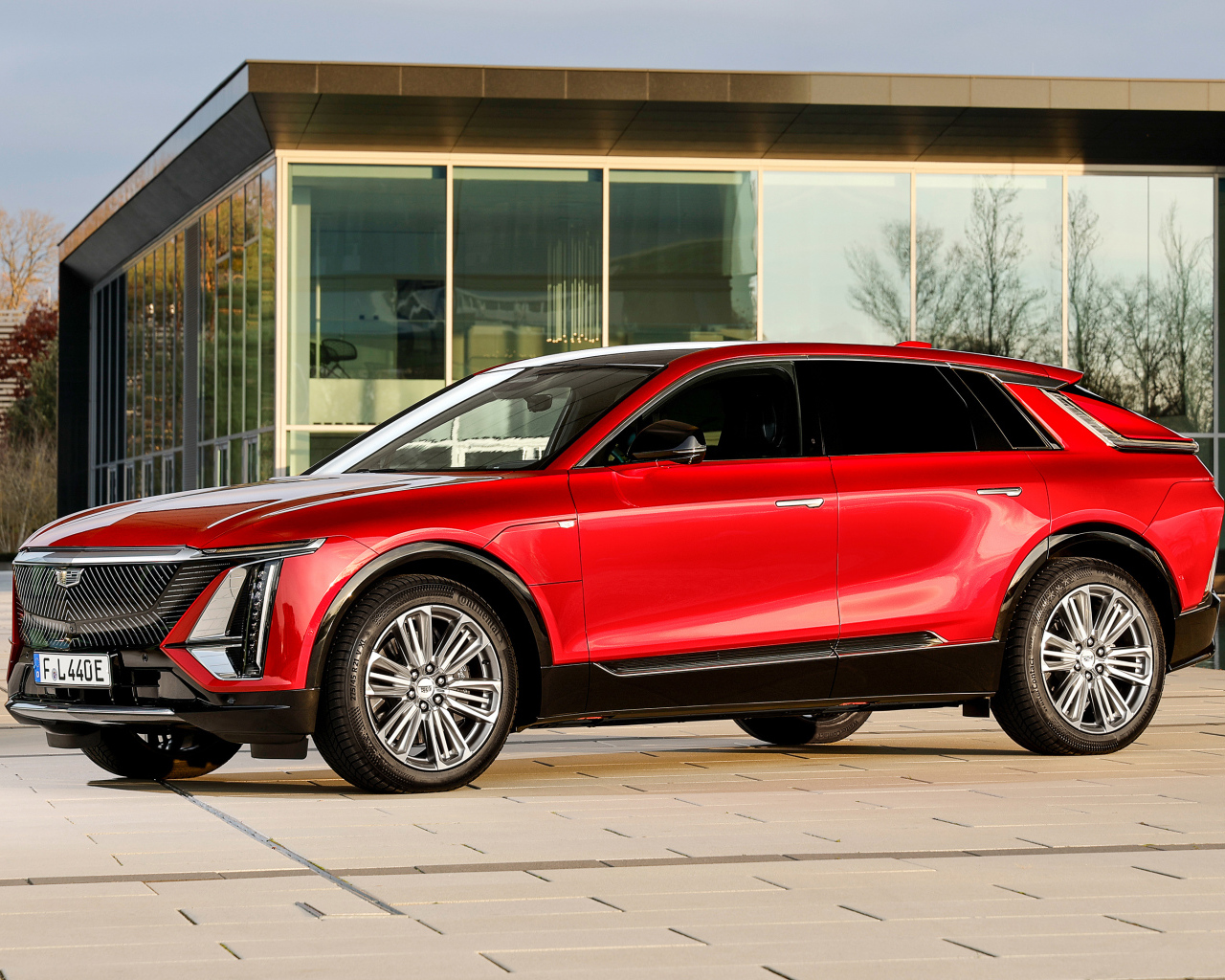 Красный дорогой автомобиль Cadillac Lyriq Luxury