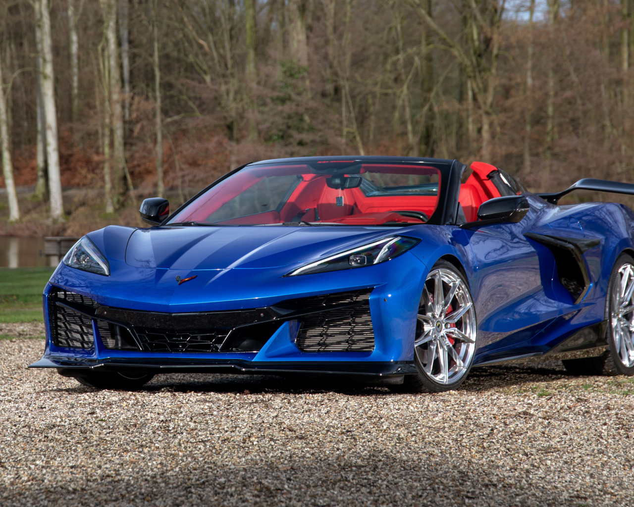 Синий автомобиль Chevrolet Corvette Stingray Convertible Z06