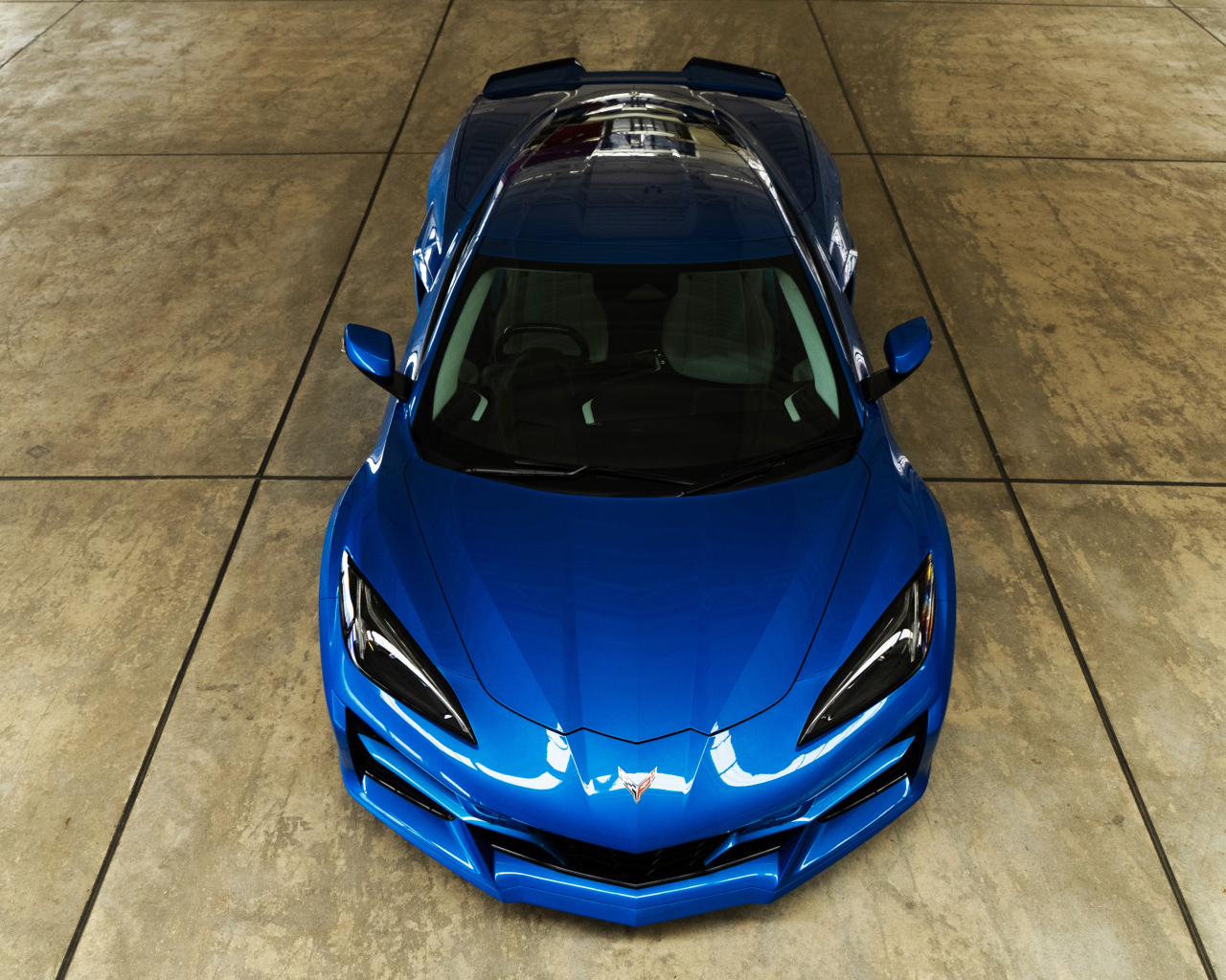 Вид спереди на синий автомобиль Chevrolet Corvette E-Ray 2024 года