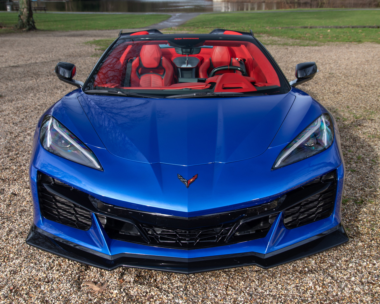 Вид спереди на синий автомобиль Chevrolet Corvette Stingray Convertible Z06