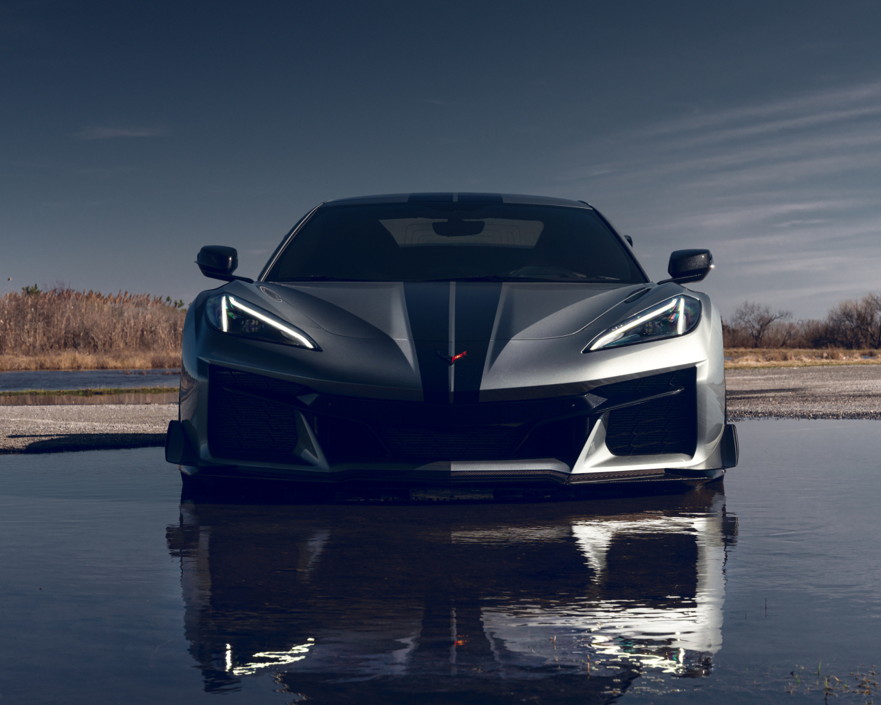 Вид спереди на автомобиль Chevy Corvette Z06