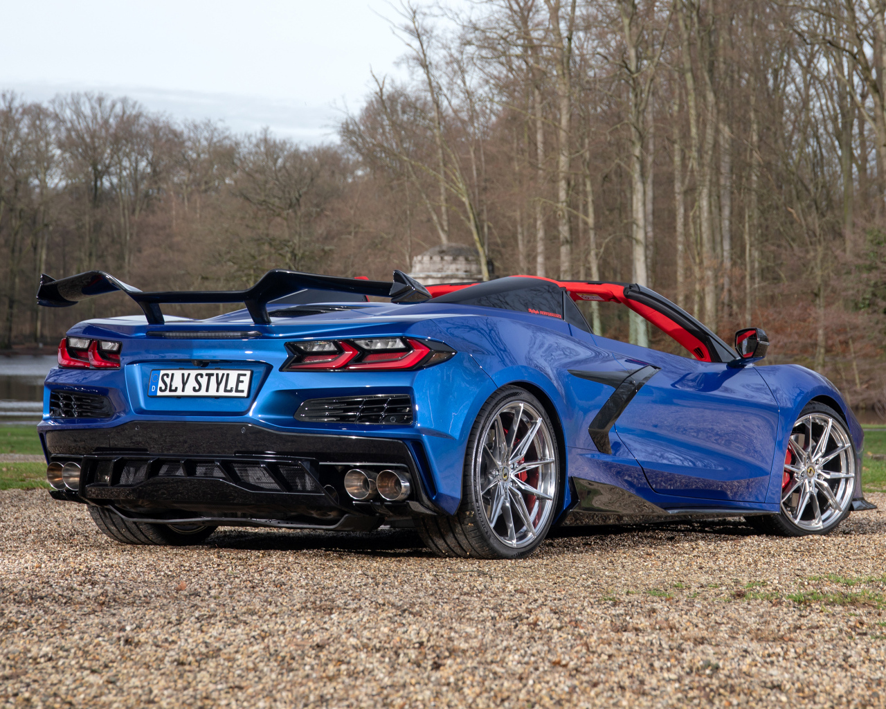 Вид сзади на синий автомобиль Chevrolet Corvette Stingray Convertible Z06
