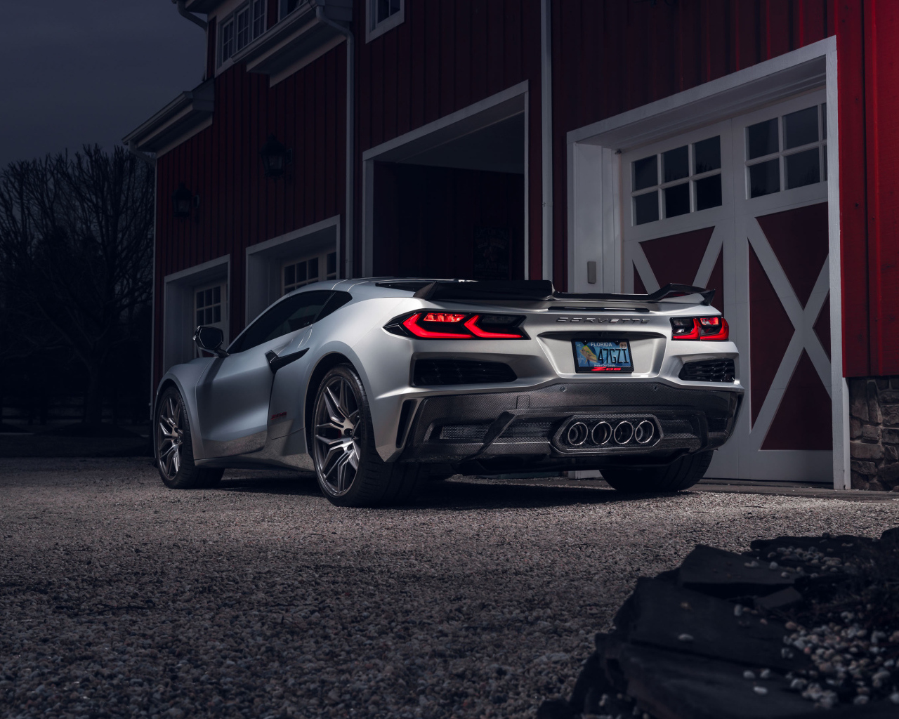 Вид сзади на автомобиль Chevy Corvette Z06