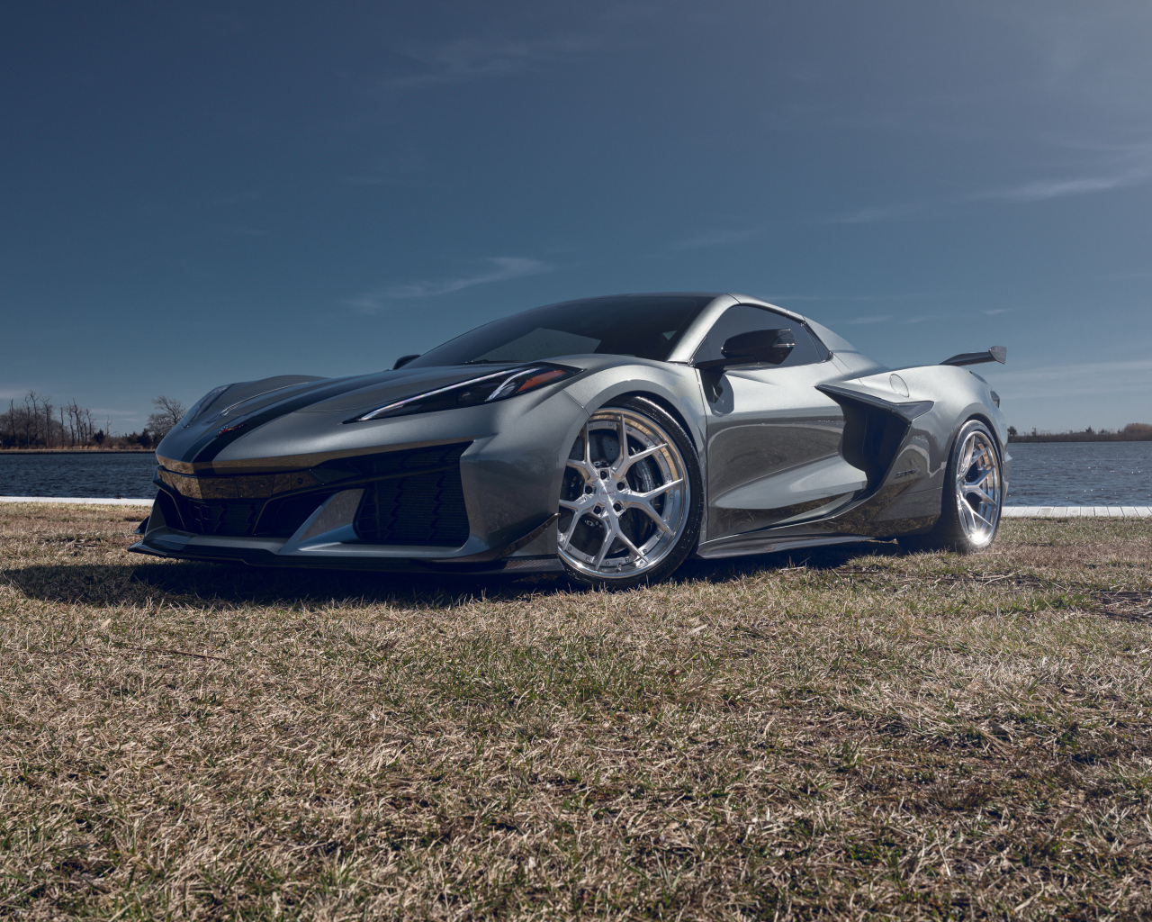 Серебристый автомобиль Chevy Corvette Z06