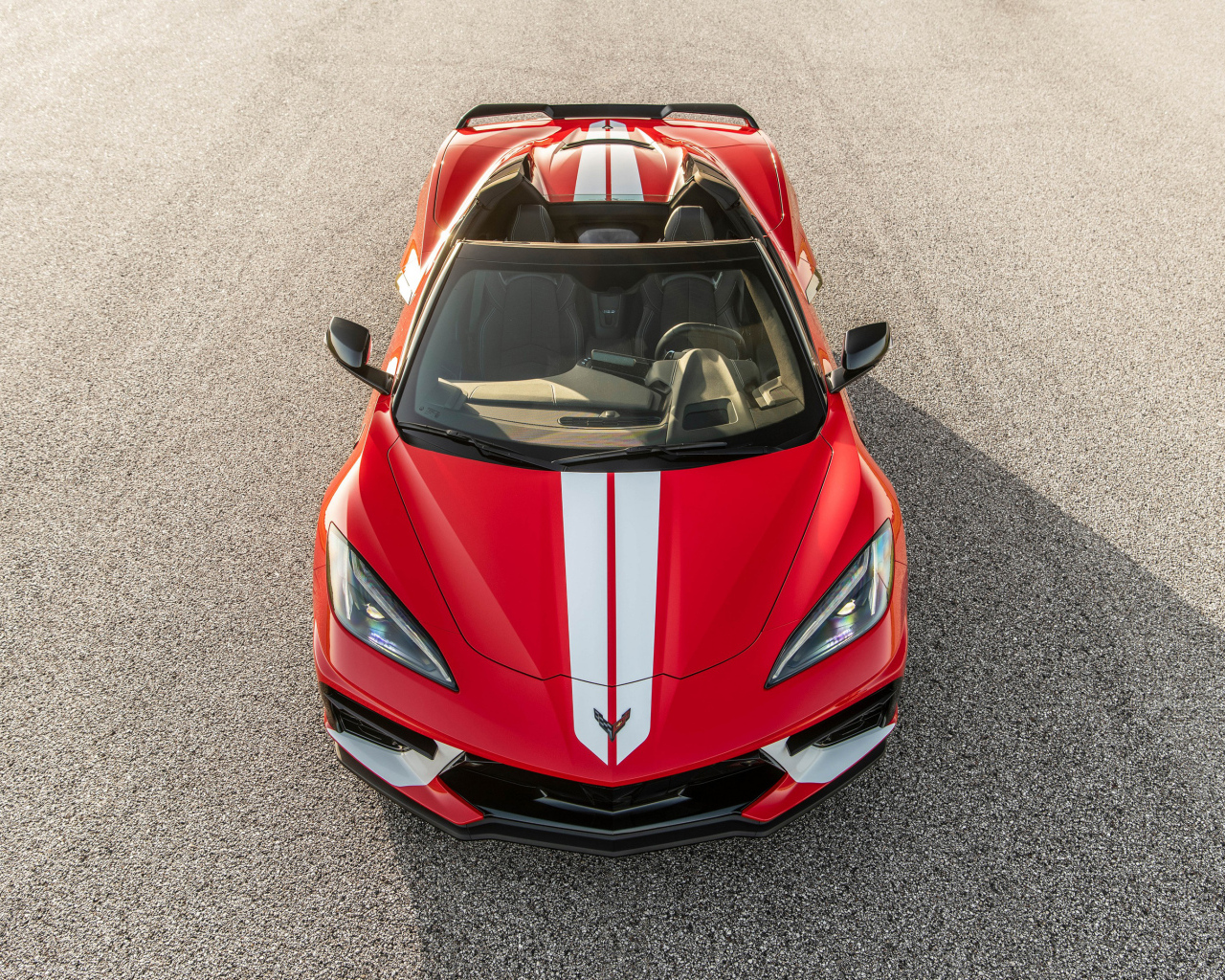 Вид сверху на гоночный автомобиль Chevrolet Corvette Stingray H700 Convertible 2024 года