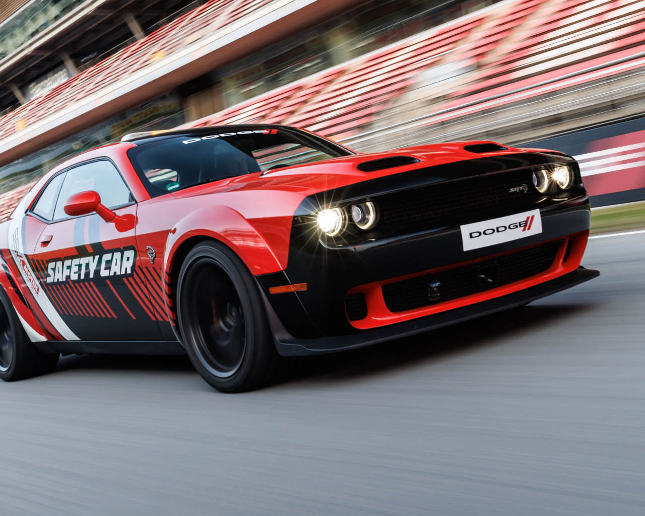 Автомобиль Dodge Challenger SRT Hellcat WorldSBK Safety Car 2024 года на гоночной трассе