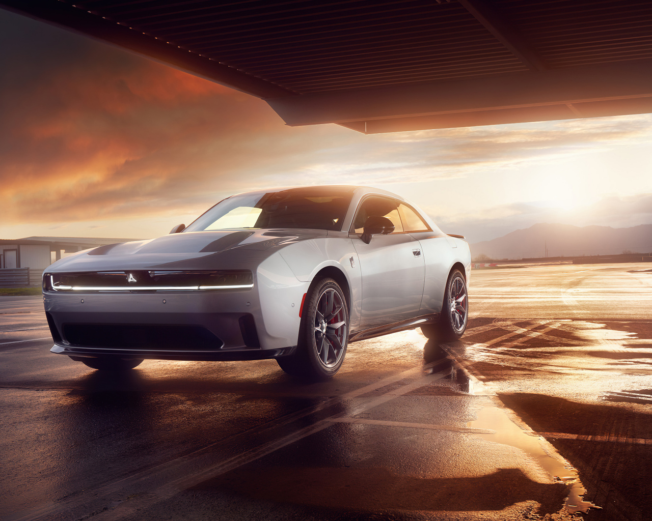 Автомобиль Dodge Charger Daytona Scat Pack 2024 года на фоне красивого неба