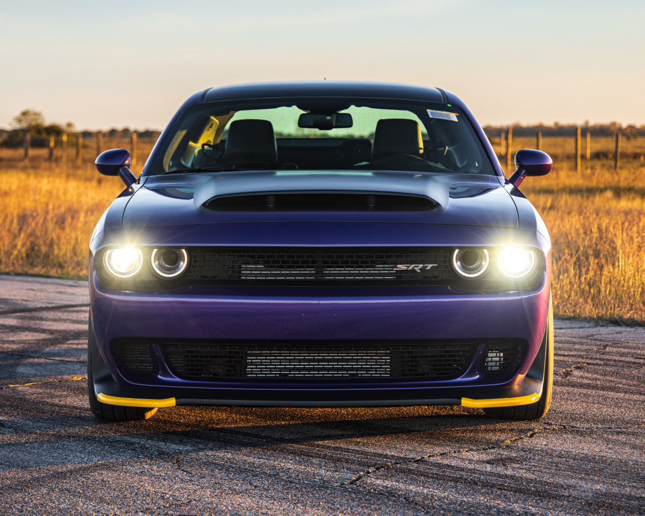 Автомобиль Dodge Hennessey Demon 1700 Twin-Turbo 2024 года с включенными фарами