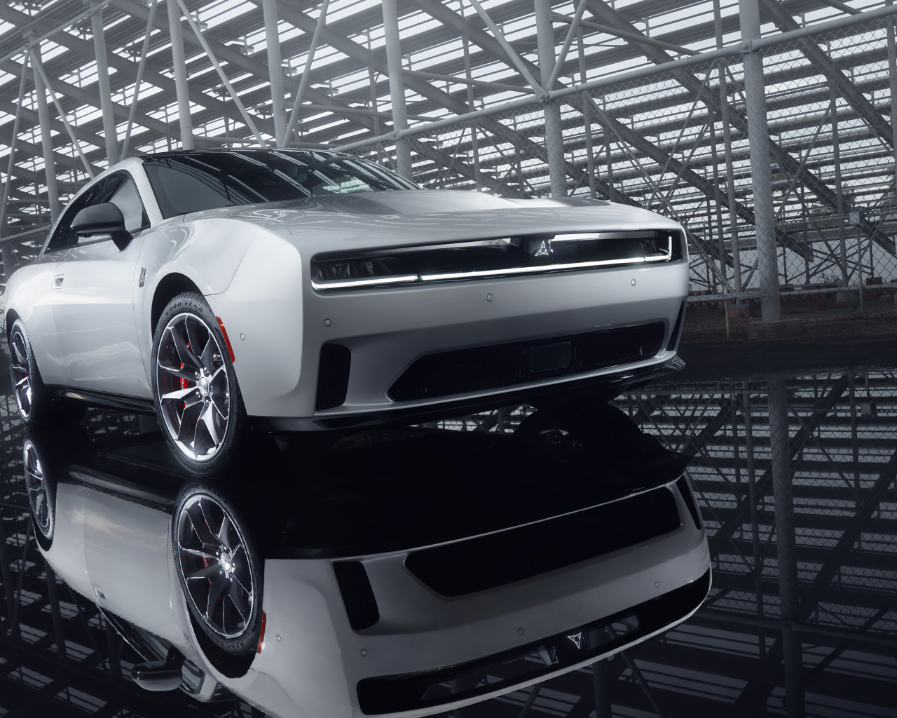 Дорогой серебристый автомобиль Dodge Charger Daytona Scat Pack 2024 года