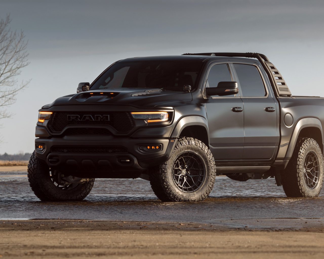 Большой пикап Dodge Ram 1500 TRX