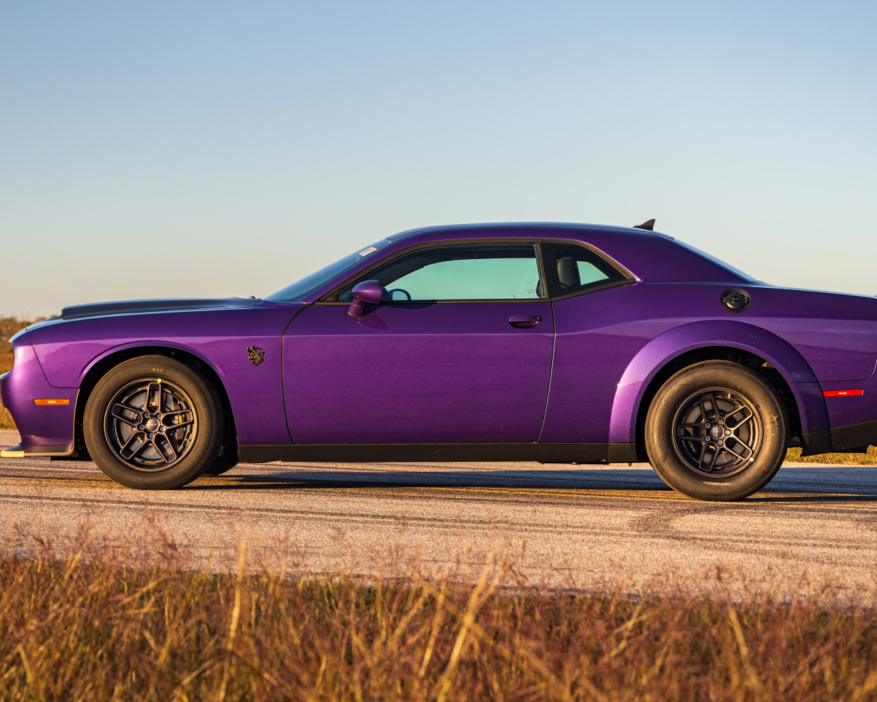 Фиолетовый автомобиль Dodge Hennessey Demon 1700 Twin-Turbo 2024 года